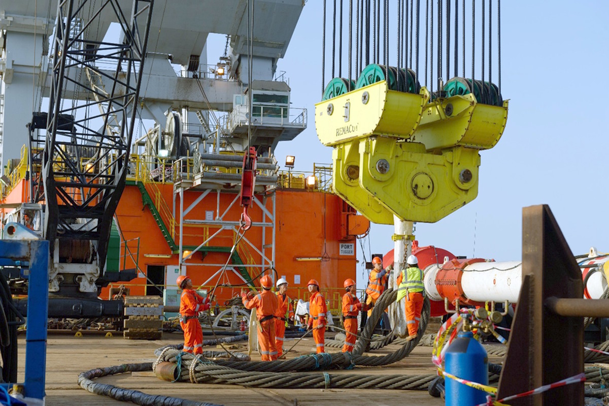 rig workers