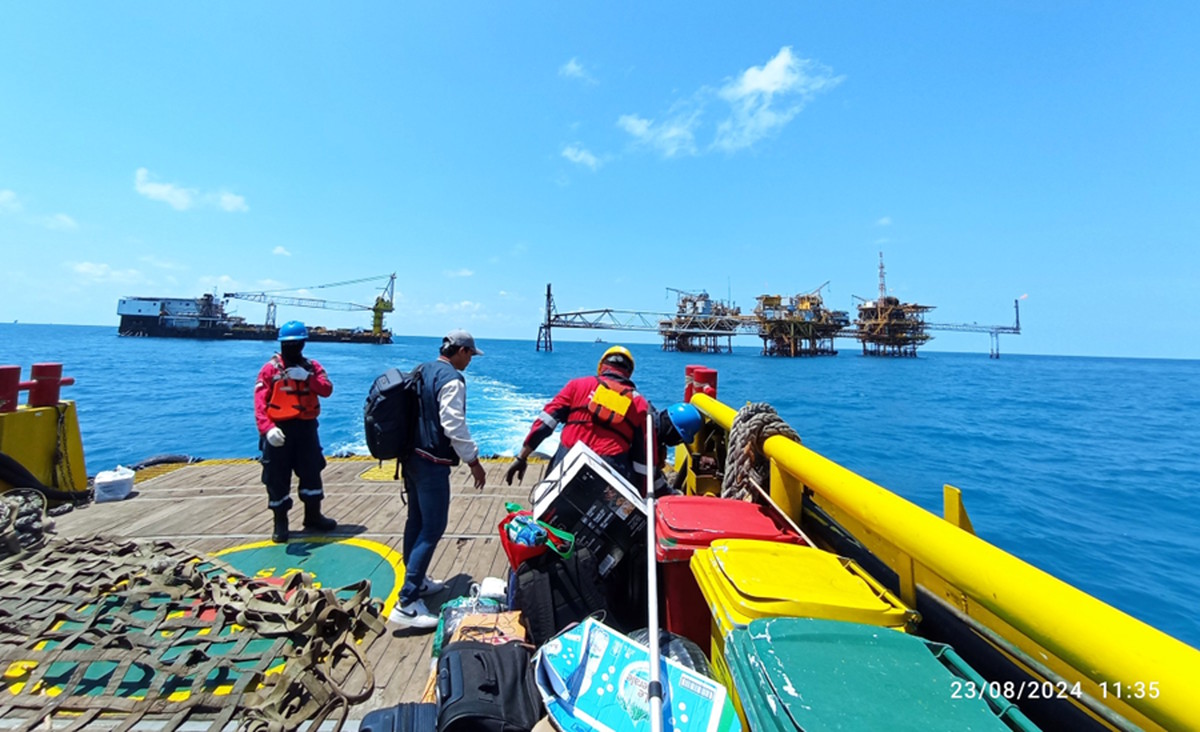 Offshore crew on vessel deck returning to shore after rotation